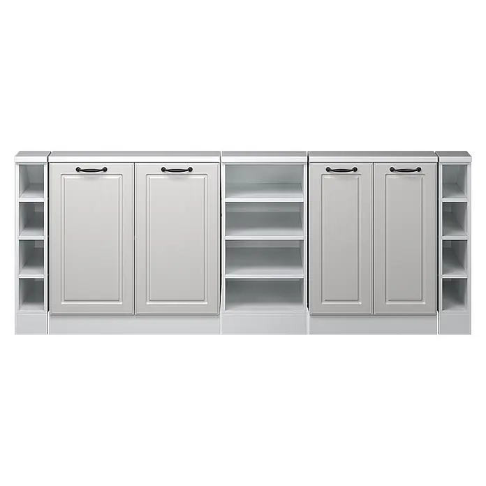 Vicco Schrankküche R-Line Weiß Landhaus 5er Set - Weiß Landhaus, Dachschrägenzeile 210cm - Helle graue modulare Küchenschränke mit schwarzen Griffen, offenen Regalen und geschlossenen Stauraum-Einheiten.