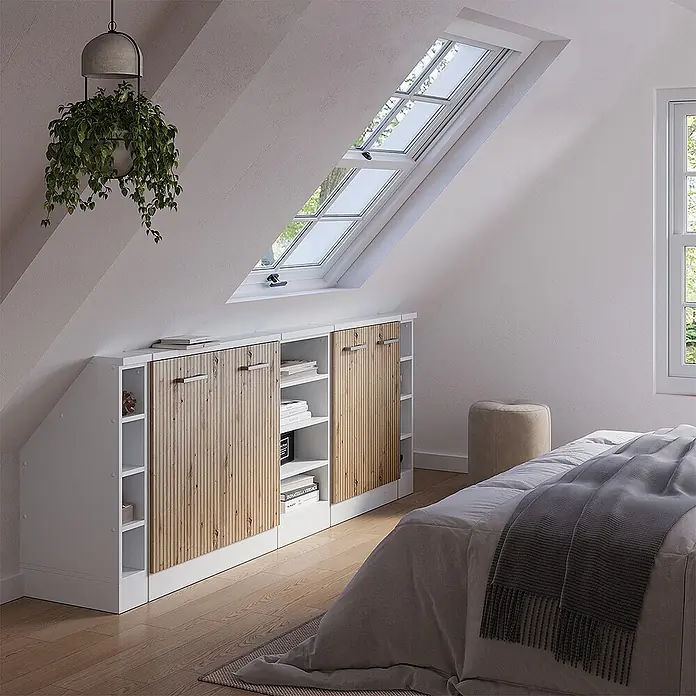Küchenschrank für Dachschrägen R-Line 210 cm Artisan-Eiche Art.-Nr. 58198 -  - Weißes modulares Stauraummöbel mit hellen Holzlamellentüren, eingebaut unter einer Dachschräge in einem modernen Schlafzimmer.