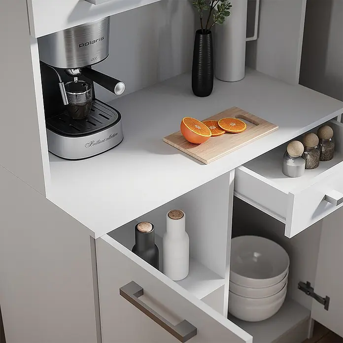 Küchenbuffet Raul 83.6 cm Weiß Art.-Nr. 58433 -  - Weißer Küchenschrank mit Espressomaschine, Orangen, Gewürzen und Schüsseln, der Stauraum zeigt.
