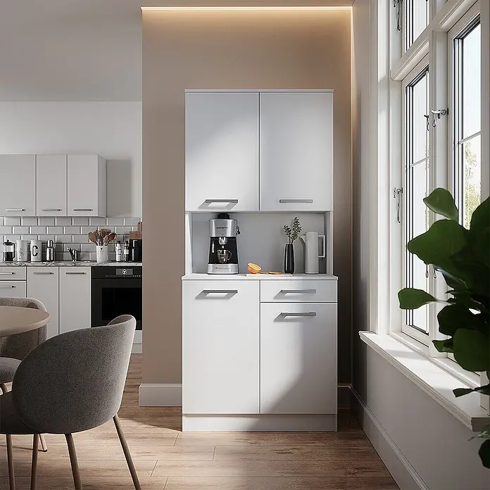 Küchenbuffet Raul 83.6 cm Weiß Art.-Nr. 58433 -  - Weißer Küchenschrank mit mehreren Türen, einer Schublade und einem offenen Mittelfach mit einer Kaffeemaschine.