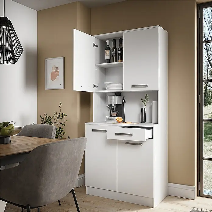 Küchenbuffet Raul 83.6 cm Weiß Art.-Nr. 58433 -  - Weißer Küchenschrank mit offenen Oberschränken, offener Schublade und Kaffeestation im Essbereich.