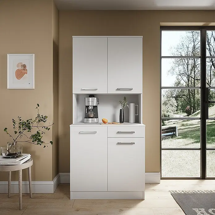 Küchenbuffet Raul 83.6 cm Weiß Art.-Nr. 58433 -  - Weißer hoher Küchenschrank mit Oberfächern, offenem Bereich für eine Kaffeemaschine und Unterschränken, in einem Raumambiente.