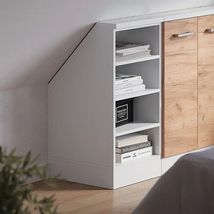 Vicco Schrankküche R-Line Weiß mit 4 Fächern - Dachschrägenschrank 40cm offen - Weißes modulares Regal mit schräger Seite, unter einer Dachschräge eingebaut, bietet Ablageflächen für Bücher neben einem Holzschrank.