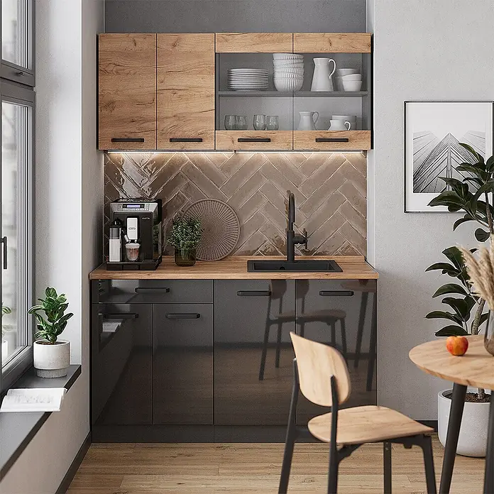 Vicco Singleküche R-Line Anthrazit/Goldkraft Eiche zweifarbige Schränke, AP Eiche - Anthrazit, Mit AP Eiche - Moderne Küchenzeile mit oberen Schränken in Holzoptik, glänzenden dunkelgrauen Unterschränken und einer Holzplatte mit schwarzer Spüle und Armatur.