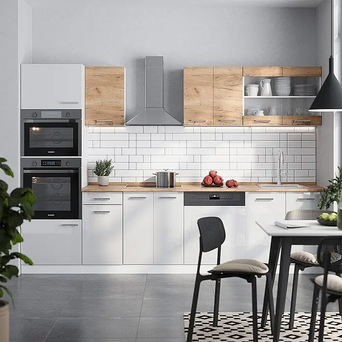 Vicco Küchenzeile R-Line Weiß/Goldkraft Eiche zweifarbige Schränke, AP Eiche - Weiß, Ohne Elektrogeräte - Moderne Küche mit weißen und holzfarbenen Schränken, integrierten Geräten und einem Essbereich.