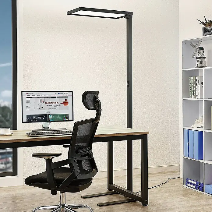 Arcchio Stehleuchte Nelus - Höhe: 197 cm, schwarz, schwarz - Schwarze LED-Stehleuchte mit rechteckigem Kopf, neben einem Holzschreibtisch im Büro, beleuchtet den Arbeitsplatz.