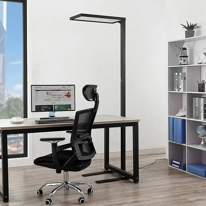 Arcchio Stehleuchte Nelus - Höhe: 197 cm, schwarz, schwarz - Schwarze LED-Stehleuchte mit rechteckigem Kopf, die einen modernen Schreibtisch beleuchtet.