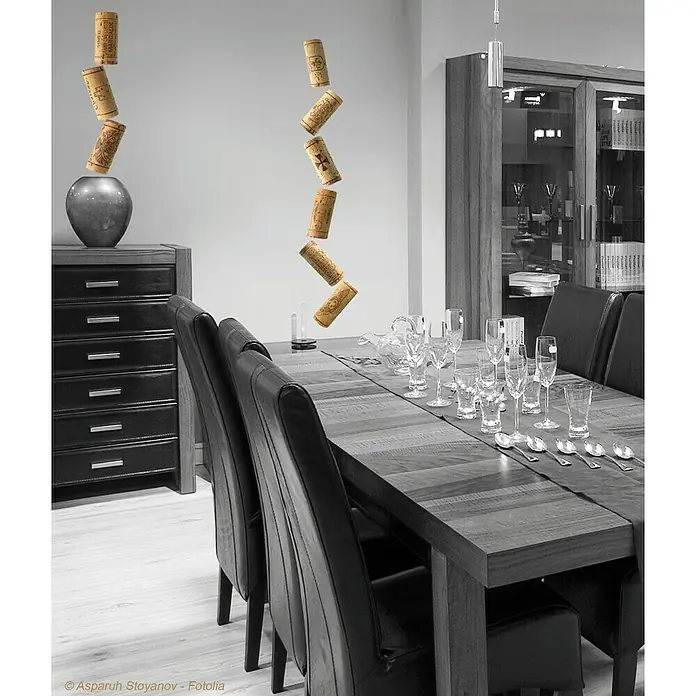 Vinilo de pared Corchos - Multicolor, Plástico - Mesa de comedor con copas y cubiertos, con tapones de corcho de vino suspendidos en el aire.
