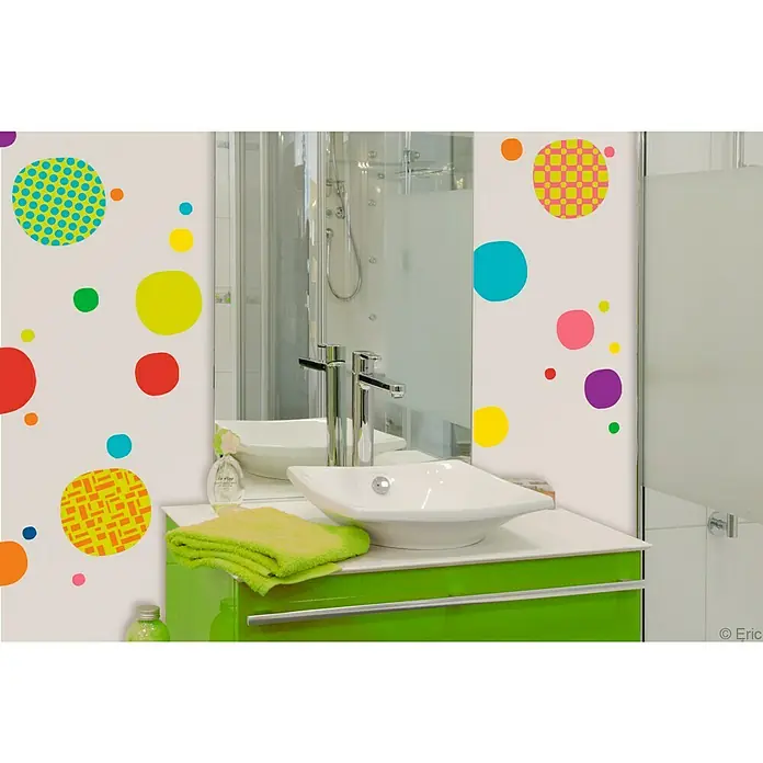 Vinilo de pared Burbujas colores - 48 x 68 cm, Multicolor, Plástico - Baño con un estampado de lunares de colores en la pared, lavabo y espejo.