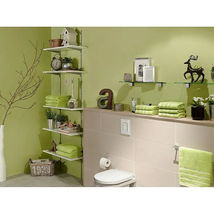 Element System Guía para la pared EL 50 - Largo: 100 cm, Plateado claro, Específico para: Soporte con trama de 50 mm, Sistema de un solo orificio - Baño con estantes blancos, toallas verdes y paneles de pared beige. Elementos decorativos que añaden un toque personal al espacio.