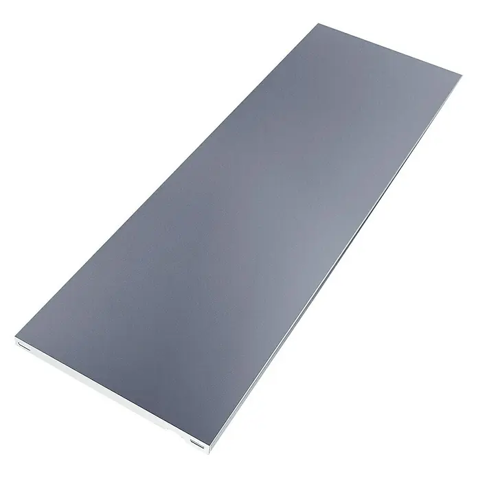 Element System Stahlfachboden - L x B: 80 x 30 cm, Traglast Einlegeboden: 30 kg, Weiß/Aluminium - Metallplatte: Eine glänzende Metallplatte liegt auf einem schwarzen Hintergrund, die Reflexionen wirft und eine moderne Ästhetik erzeugt.