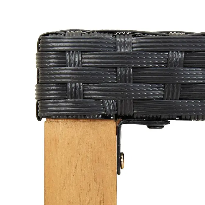 Furnicato Gartenbank PE-Rattan - B x T x H: 120 x 40 x 40 cm, Schwarz - Nahaufnahme von schwarzem Geflecht auf hellem Holzbein, verbunden mit schwarzer Metallhalterung.