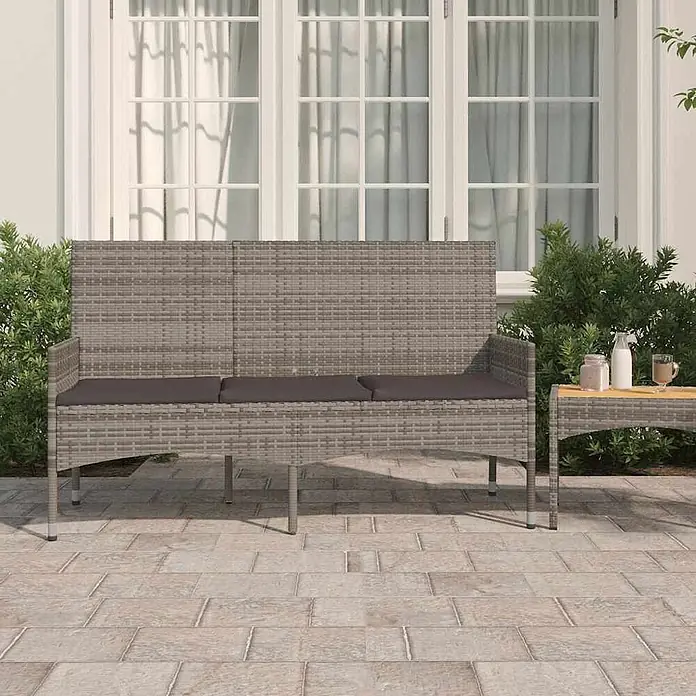 Furnicato Gartenbank PE-Rattan - B x T x H: 140 x 51 x 85 cm, Grau - Graue Rattan-Gartenbank für 3 Personen mit dunkelgrauen Kissen auf einer Terrasse.