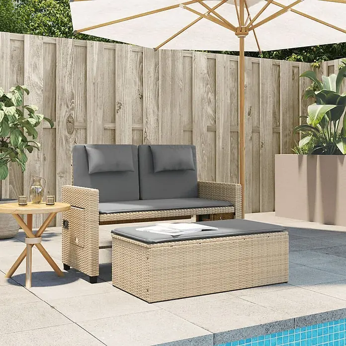 Furnicato Gartenbank PE-Rattan - B x T x H: 122 x 102 x 60 cm, Beige und Grau - Beiges Polyrattan-Gartenset mit Sofa und Stauraumtisch, grauen Kissen, auf einer Terrasse.