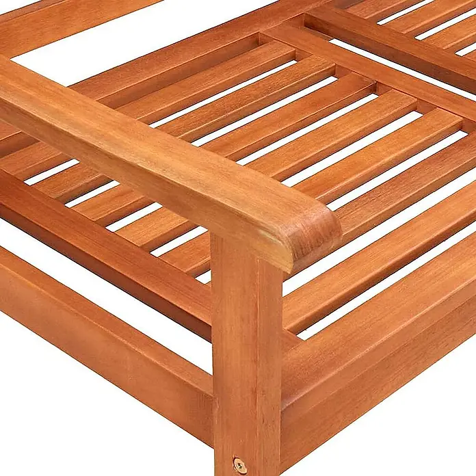 Furnicato Gartenbank Eukalyptusholz geölt - B x T x H: 150 x 60 x 89 cm, Grau - Nahaufnahme einer rotbraunen Holzbank oder eines Stuhls mit Lattenrost, Armlehne und Sitzfläche.