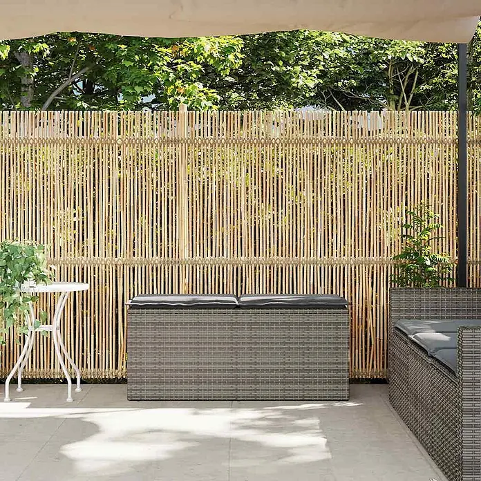 Furnicato Gartenbank PE-Rattan - B x T x H: 110 x 40 x 44 cm, Grau - Natürlicher Bambuszaun dient als Sichtschutz für einen Außenbereich.