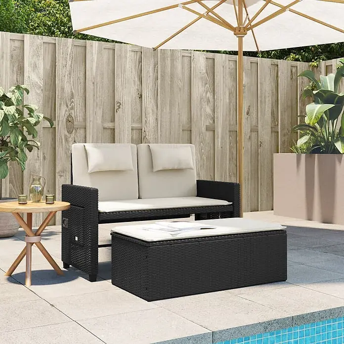Furnicato Gartenbank PE-Rattan - B x T x H: 122 x 102 x 60 cm, Schwarz und Creme - Schwarzes Rattan-Gartensofa mit cremefarbenen Kissen und passendem Couchtisch auf einer Terrasse am Pool.