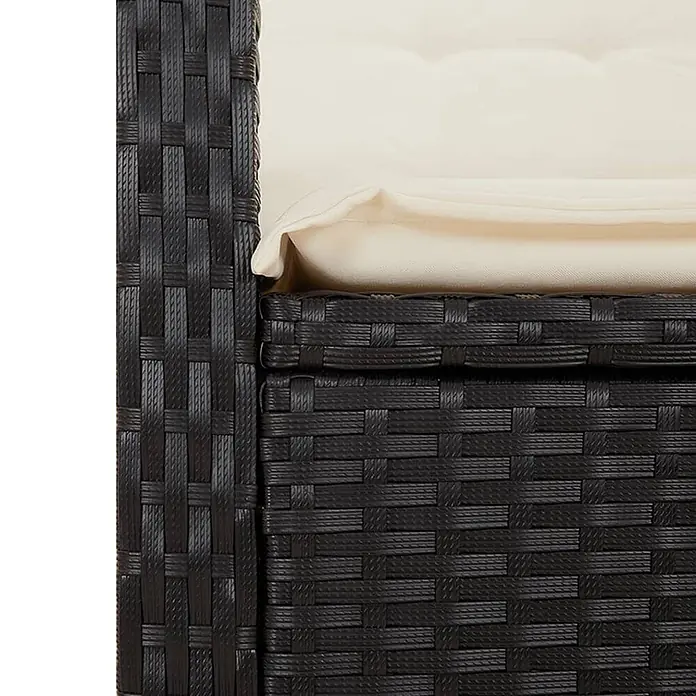Furnicato Gartenbank PE-Rattan - B x T x H: 105 x 86 x 83 cm, Schwarz und Creme - Nahaufnahme einer dunkelbraunen geflochtenen Rattan-Stuhlarmlehne und Sitzfläche mit hellem cremefarbenem Kissen.