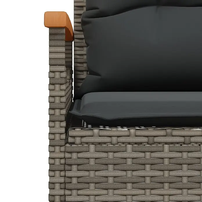 Furnicato Gartenbank PE-Rattan - B x T x H: 116 x 62,5 x 74 cm, Grau - Nahaufnahme eines grauen Rattan-Outdoor-Stuhls mit Holzarmlehne und dunkelgrauen Kissen.