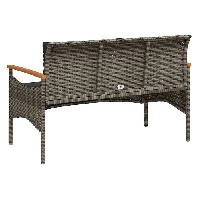 Furnicato Gartenbank PE-Rattan - B x T x H: 116 x 62,5 x 74 cm, Grau - Graue Rattan-Gartenbank mit dunklen Kissen und Holzarmlehnen, von hinten gesehen.