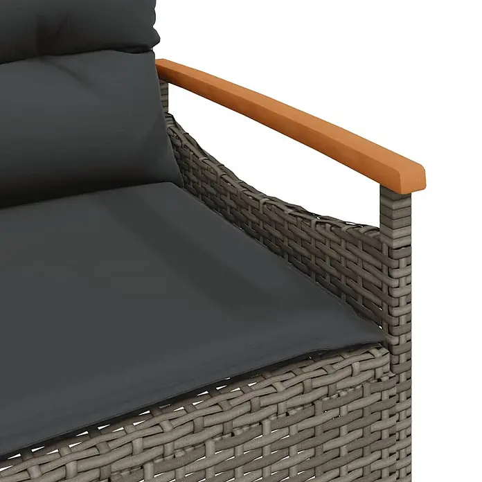 Furnicato Gartenbank PE-Rattan - B x T x H: 116 x 62,5 x 74 cm, Grau - Grauer Rattan-Gartenstuhl mit dunkelgrauen Kissen und Holzarmlehne.