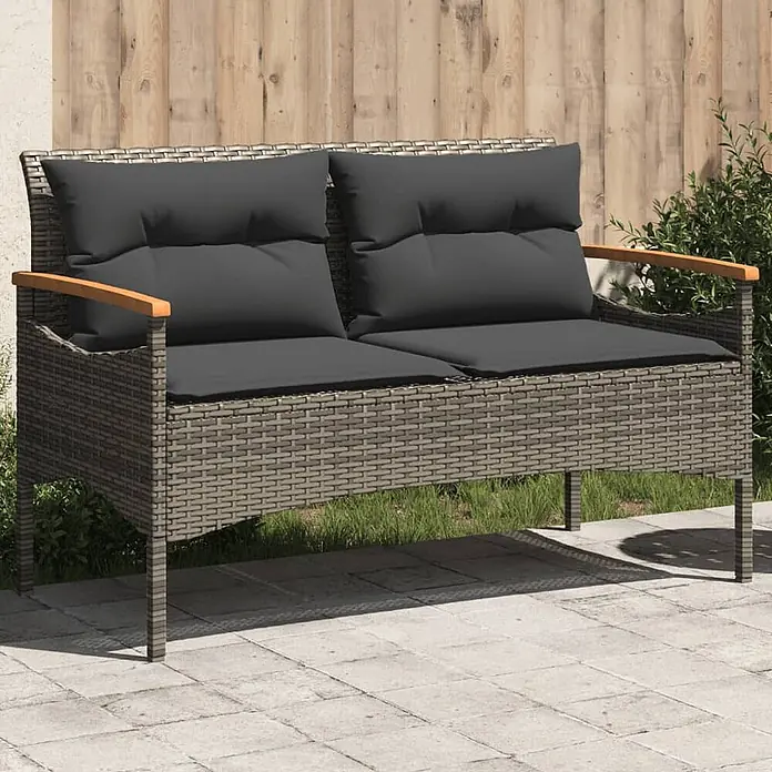 Furnicato Gartenbank PE-Rattan - B x T x H: 116 x 62,5 x 74 cm, Grau - Zweisitzige graue Gartenbank aus Polyrattan mit dunkelgrauen Kissen und Holzarmlehnen auf einer Terrasse.