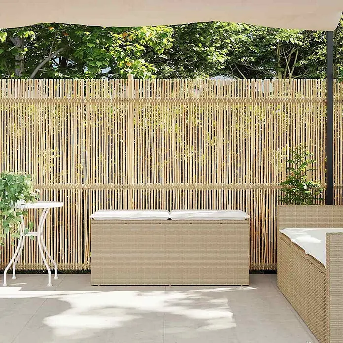 Furnicato Gartenbank - B x T x H: 110 x 40 x 44 cm, Beige und Creme - Sichtschutzzaun aus Bambus auf einer Terrasse, umgeben von Gartenmöbeln.