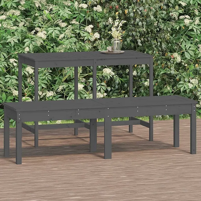 Furnicato Gartenbank - Graue Kiefer - Grauer hölzerner Gartenbartisch mit zwei passenden Bänken auf einer Terrasse.