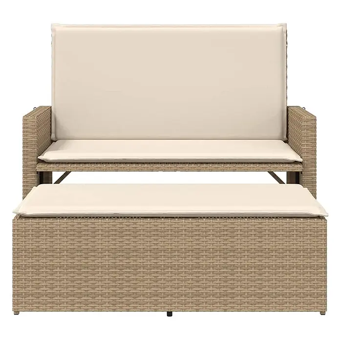 Furnicato Gartenbank PE-Rattan - B x T x H: 122 x 115 x 61,5 cm, Beige und Creme - Beiges Rattan 2-Sitzer Gartensofa mit Armlehnen und passendem Hocker, beide mit cremefarbenen Kissen.