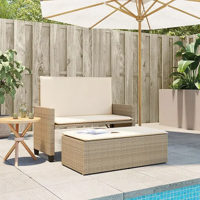 Furnicato Gartenbank PE-Rattan - B x T x H: 122 x 115 x 61,5 cm, Beige und Creme - Helle braune Rattan-Gartenbank und Couchtisch mit beigen Kissen, dazu ein Holznebentisch, bilden eine gemütliche Lounge am Pool.