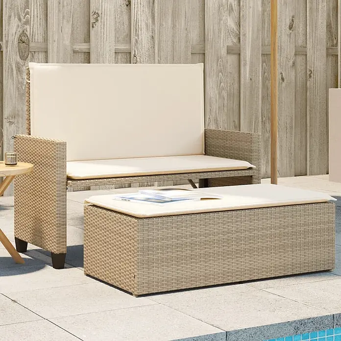 Furnicato Gartenbank PE-Rattan - B x T x H: 122 x 115 x 61,5 cm, Beige und Creme - Outdoor-Rattansofa und rechteckiger Couchtisch mit cremefarbenen Kissen auf einer Terrasse am Pool.