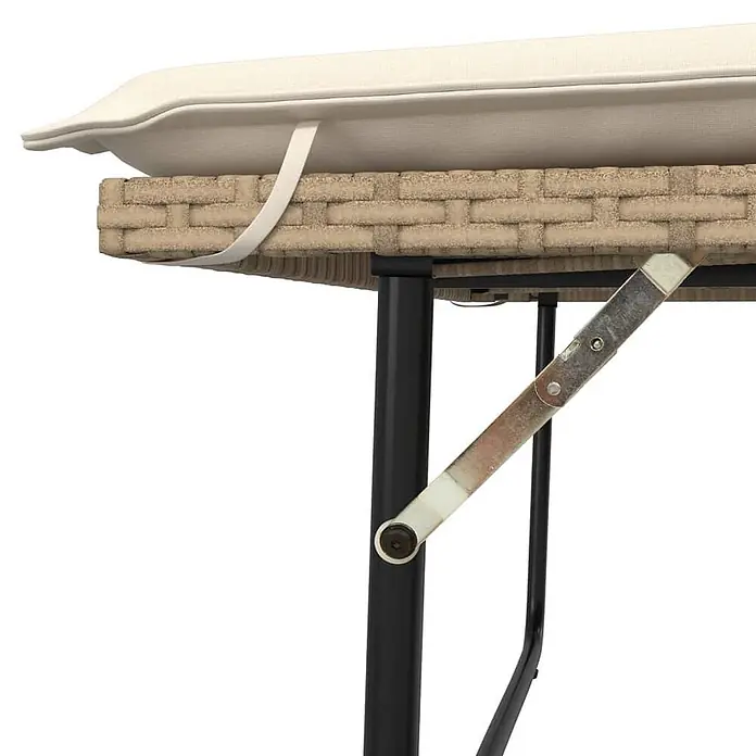 Furnicato Gartenbank PE-Rattan - B x T x H: 122 x 115 x 61,5 cm, Beige und Creme - Nahaufnahme eines cremefarbenen Kissens mit Befestigungsriemen auf beigem Geflecht, getragen von schwarzen Metallbeinen und Klappmechanismus.