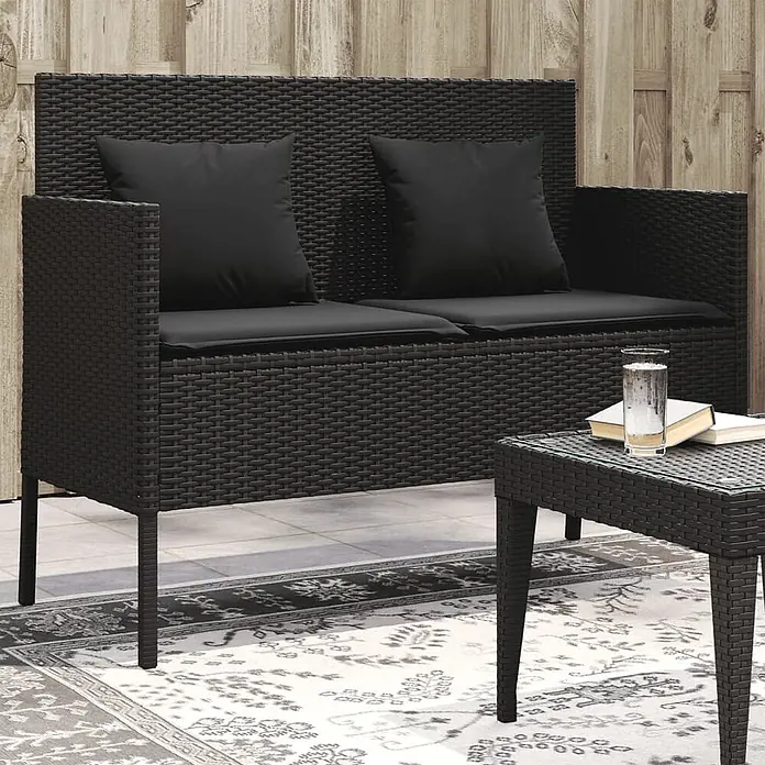 Furnicato Gartenbank - B x T x H: 61 x 61 x 87 cm, Schwarz - Schwarzes Rattan-Look Zweisitzer-Sofa für den Außenbereich und passender Couchtisch mit Kissen.