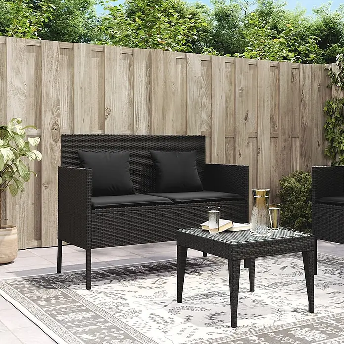 Furnicato Gartenbank - B x T x H: 61 x 61 x 87 cm, Schwarz - Schwarze Polyrattan-Gartenloungegruppe mit schwarzen Kissen auf einem Terrassenteppich.