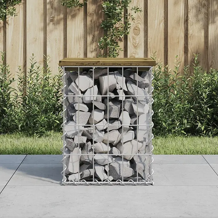 Furnicato Gartenbank Kiefernholz imprägniert - B x T x H: 33 x 31 x 42 cm, Imprägniertes Kiefernholz - Metall-Gabionenkorb gefüllt mit grauen Steinen, mit Holzplatte oben, in einem Garten.
