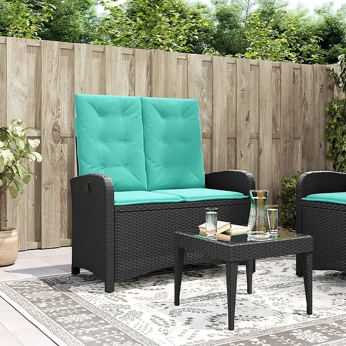 Furnicato Gartenbank PE-Rattan - B x T x H: 105 x 86 x 83 cm, Schwarz - Schwarze Rattan-Gartenmöbel mit türkisen Kissen, bestehend aus einer 2-Sitzer-Bank und einem kleinen Tisch, auf einer Terrasse.