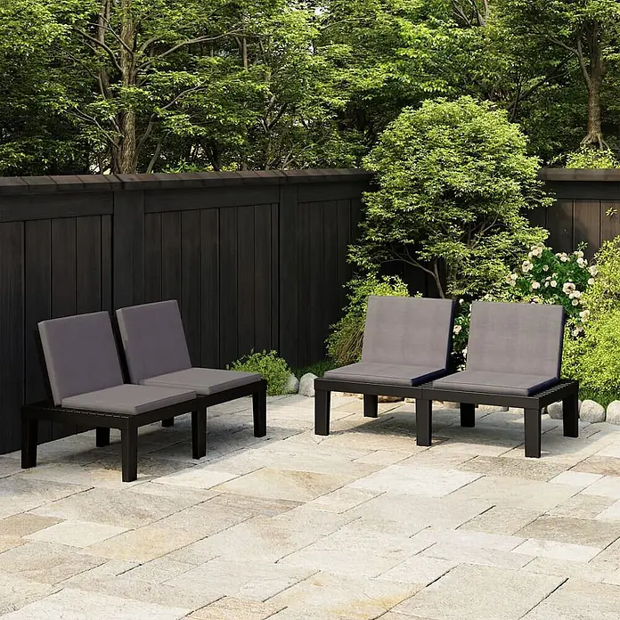 Furnicato Gartenbank - Grau - Modulare Outdoor-Sitzgelegenheiten mit dunklen Rahmen und grauen Kissen auf einer Steinterrasse.