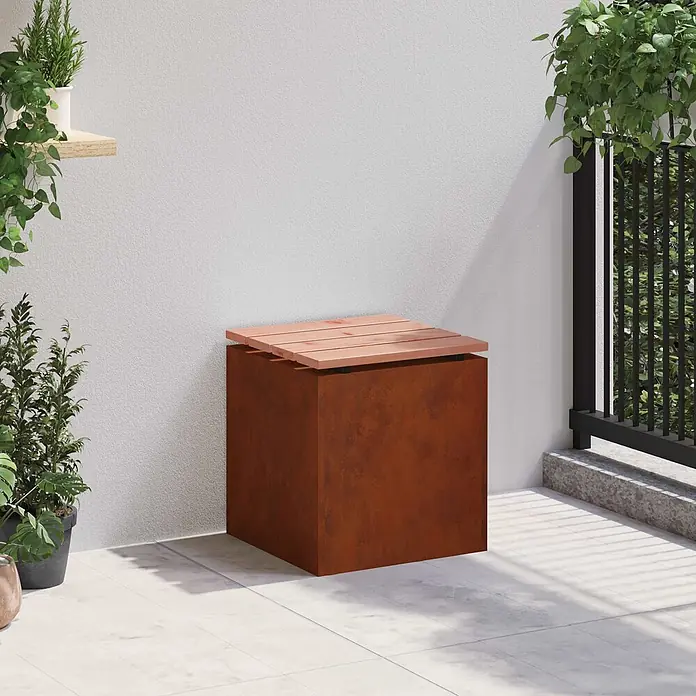 Furnicato Gartenbank - B x T x H: 40 x 40 x 43 cm, Wetterfeststahl - Cortenstahl-Aufbewahrungsbox mit Holzlatten-Deckel als Sitzbank auf sonniger Terrasse mit Pflanzen.