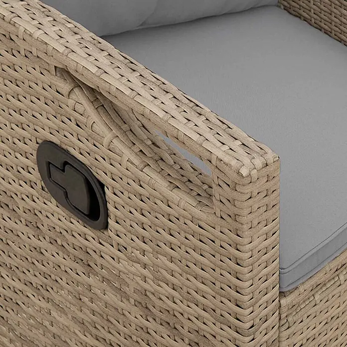 Furnicato Gartenbank pulverbeschichtet - B x T x H: 60 x 105 x 112 cm, Beige und Hellgrau - Hellbrauner Rattan-Sessel mit grauen Kissen und schwarzem Kipphebel.
