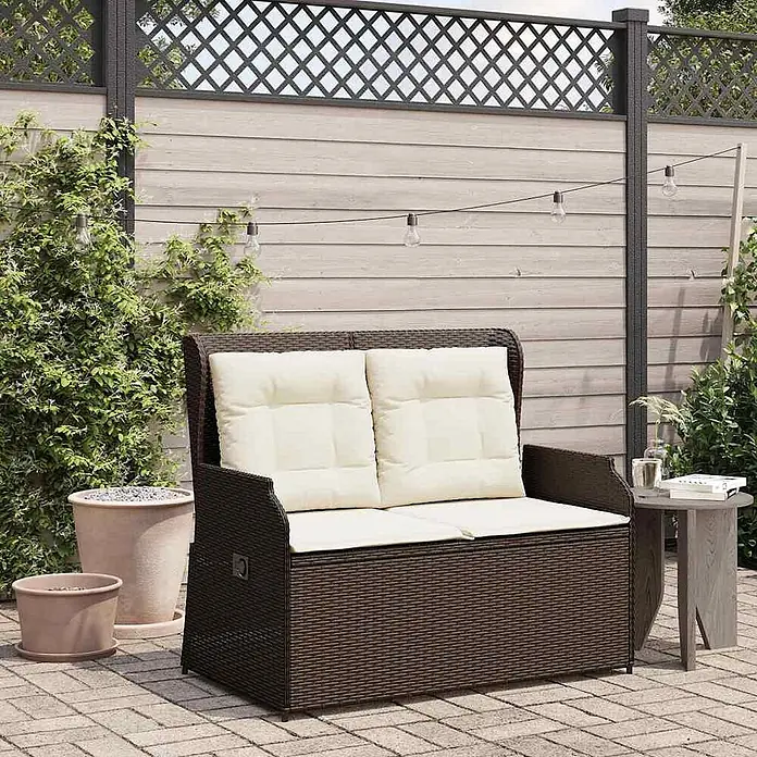 Furnicato Gartenbank - B x T x H: 95 x 95 x 95 cm, Braun - Braune Rattan-Gartenbank mit Stauraum und cremefarbenen Kissen auf einer Terrasse.