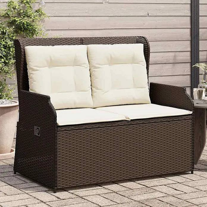 Furnicato Gartenbank - B x T x H: 95 x 95 x 95 cm, Braun - Dunkelbraune Rattan-Gartenbank mit Stauraum und cremefarbenen Polstern auf einer Terrasse.