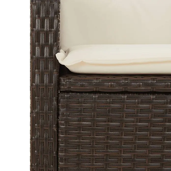 Furnicato Gartenbank - B x T x H: 59 x 86 x 93 cm, Braun und Creme - Nahaufnahme von dunkelbraunen Rattanmöbeln mit cremefarbenen Polstern.