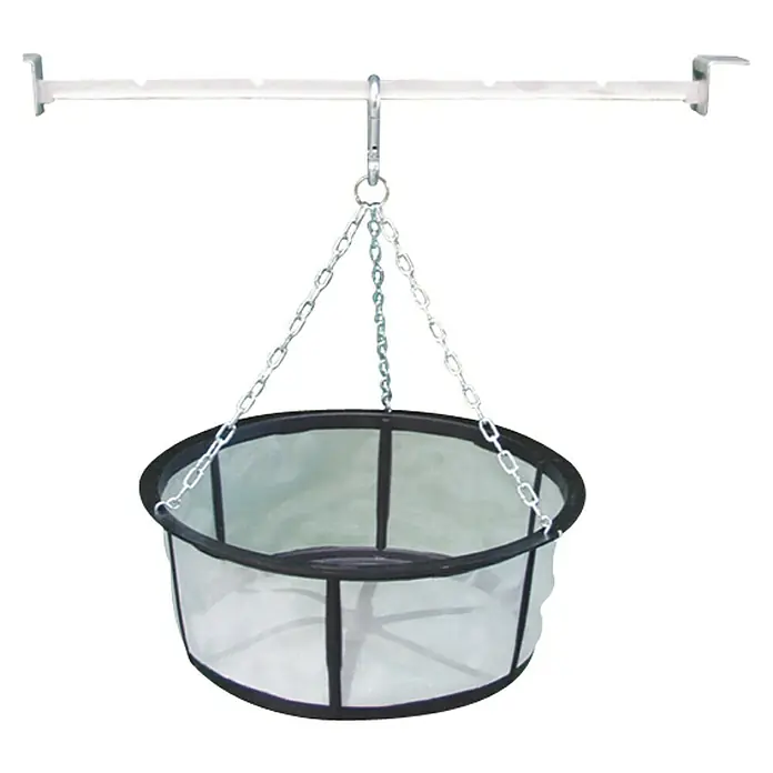 4rain Traversenfilter - Passend für: 4rain Regenwassertank PROMO - Hängekorb mit Kettenaufhängung. Der Korb besteht aus einem schwarzen Rahmen mit einem weißen Netzgewebe, das von einer Metallstange hängt.