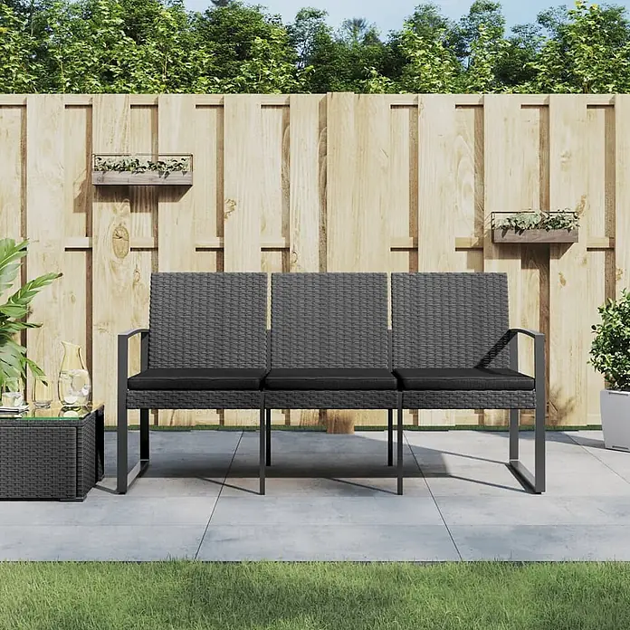 Furnicato Gartenbank - Dunkelgrau - Dunkelgraues Gartensofa im Rattan-Stil mit schwarzen Kissen, ideal für Terrassen.