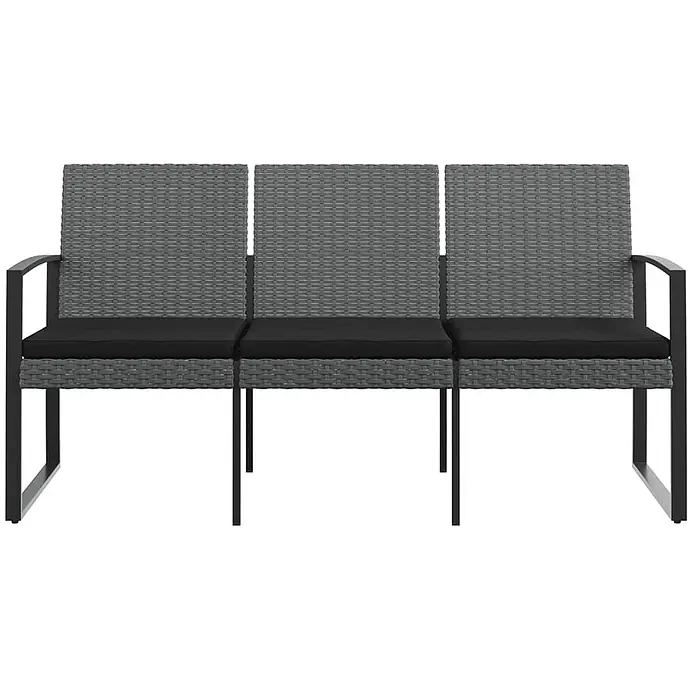 Furnicato Gartenbank - Dunkelgrau - Dreisitzer-Outdoor-Sofa aus grauem Polyrattan mit schwarzem Metallrahmen und schwarzen Kissen.