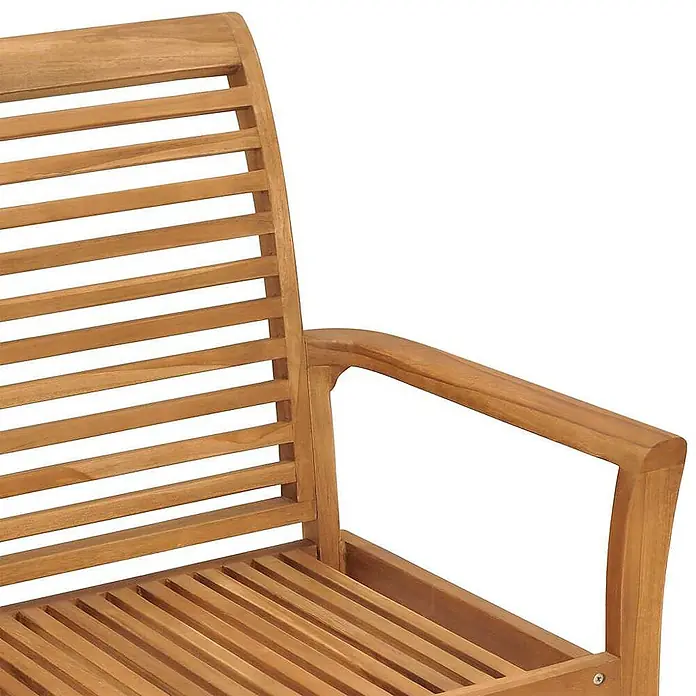 Furnicato Gartenbank Teakholz lackiert - B x T x H: 112 x 55 x 94 cm, Taupe - Detailaufnahme einer Gartenbank aus Holz mit Lamellenrückenlehne und -sitzfläche sowie einer gebogenen Armlehne.