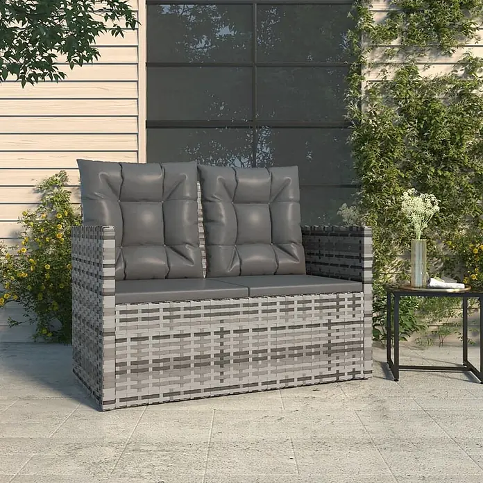 Furnicato Gartenbank - Grau - Zweisitzer-Gartensofa aus grauem Polyrattan mit grauen Kissen auf einer Terrasse.