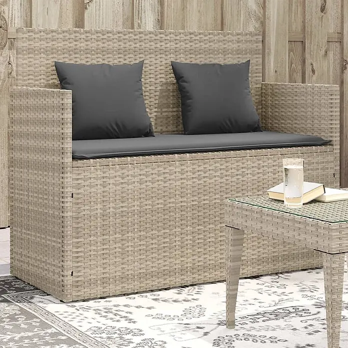 Furnicato Gartenbank - B x T x H: 110 x 50 x 90,5 cm, Hellgrau - Hellbeiges Rattan-Garten-Zweisitzersofa mit dunkelgrauen Kissen und passendem Beistelltisch.