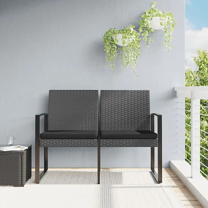 Furnicato Gartenbank PP-Rattan Anthrazit - B x T x H: 103,5 x 57 x 77,5 cm, Dunkelgrau - Zweisitzige dunkelgraue Outdoor-Bank aus Korbgeflecht mit schwarzen Kissen und passendem Beistelltisch für einen Balkon.