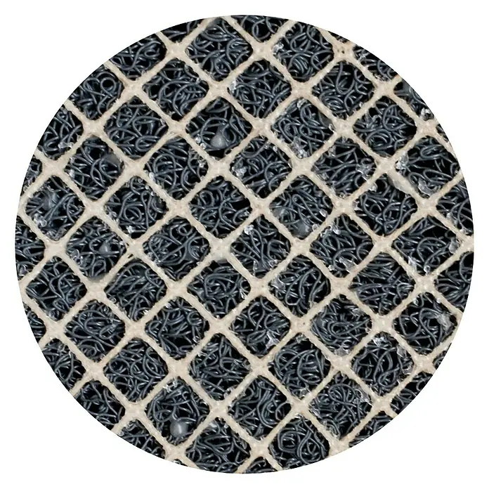 Estera atrapapolvo Dintex - Gris, 70 x 40 cm - Primer plano de una alfombra de baño beige flexible con aberturas cuadradas llenas de fibras oscuras enrolladas y pequeñas gotas de agua.